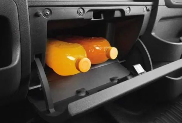 Refrigerated glove box