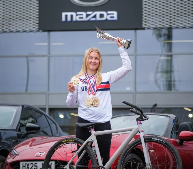 Hendy helps Hampshire-based colleague pedal to victory at  Cycle Speedway World Championships